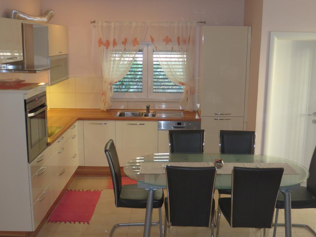 Apartment Simaris - Spacious With Terrace And Sea View Šibenik Eksteriør billede