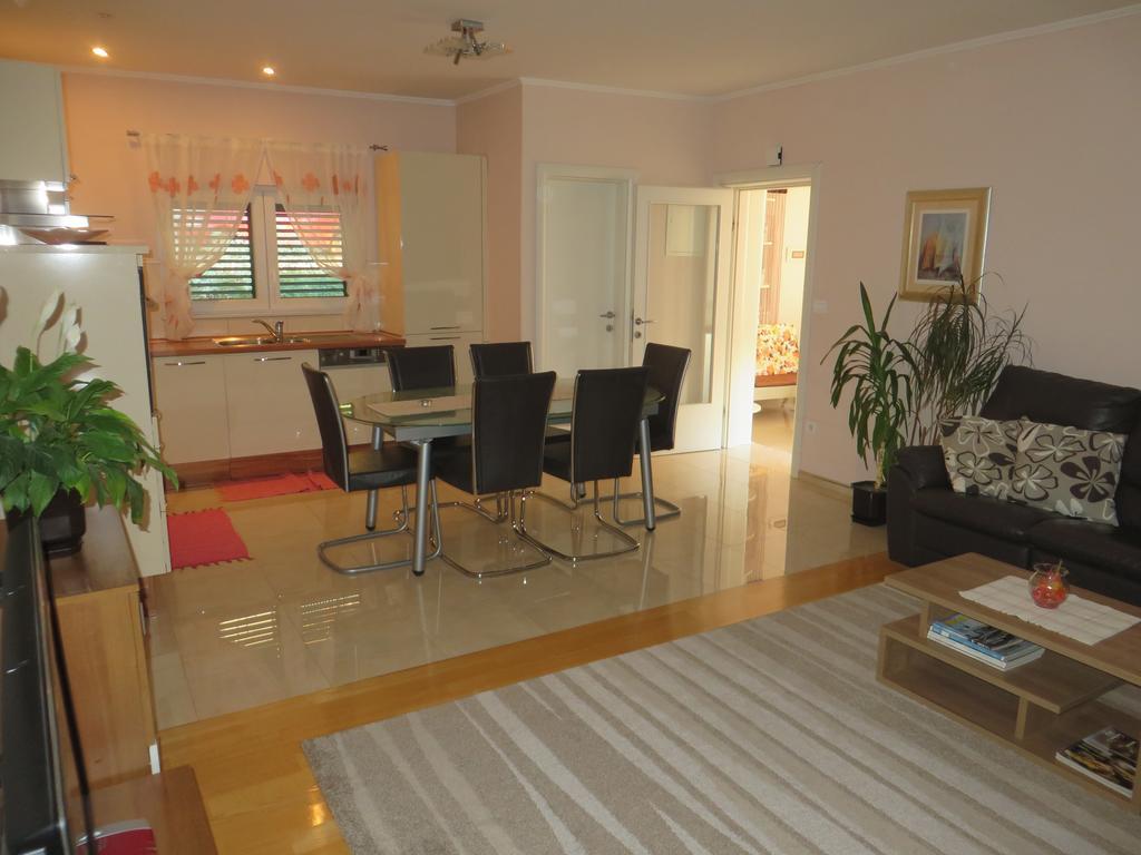 Apartment Simaris - Spacious With Terrace And Sea View Šibenik Eksteriør billede