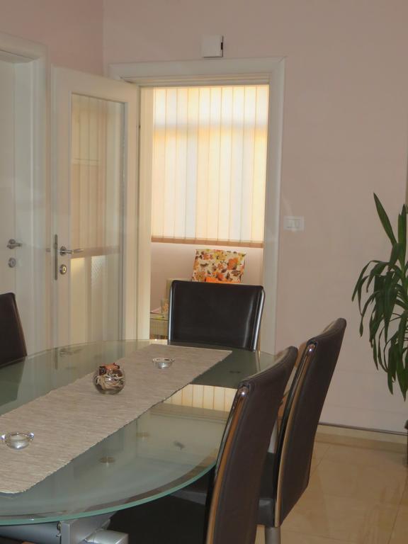 Apartment Simaris - Spacious With Terrace And Sea View Šibenik Eksteriør billede