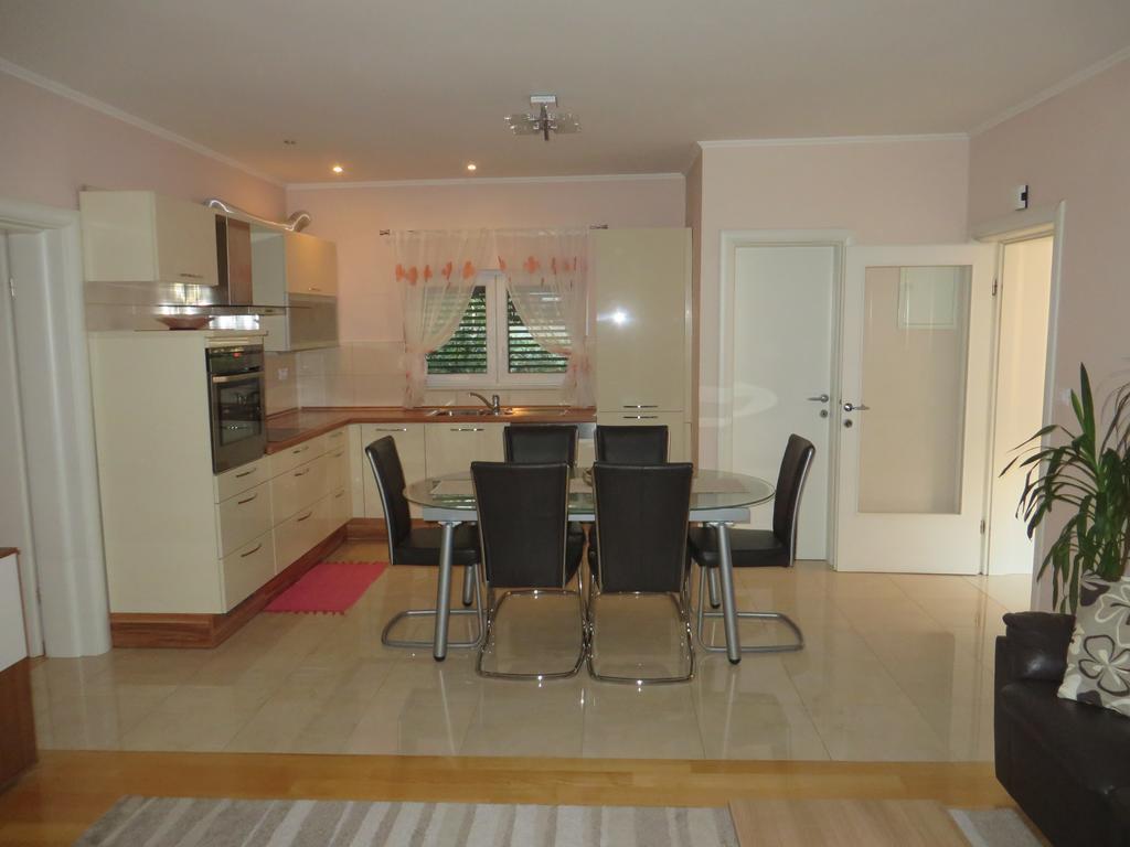 Apartment Simaris - Spacious With Terrace And Sea View Šibenik Eksteriør billede